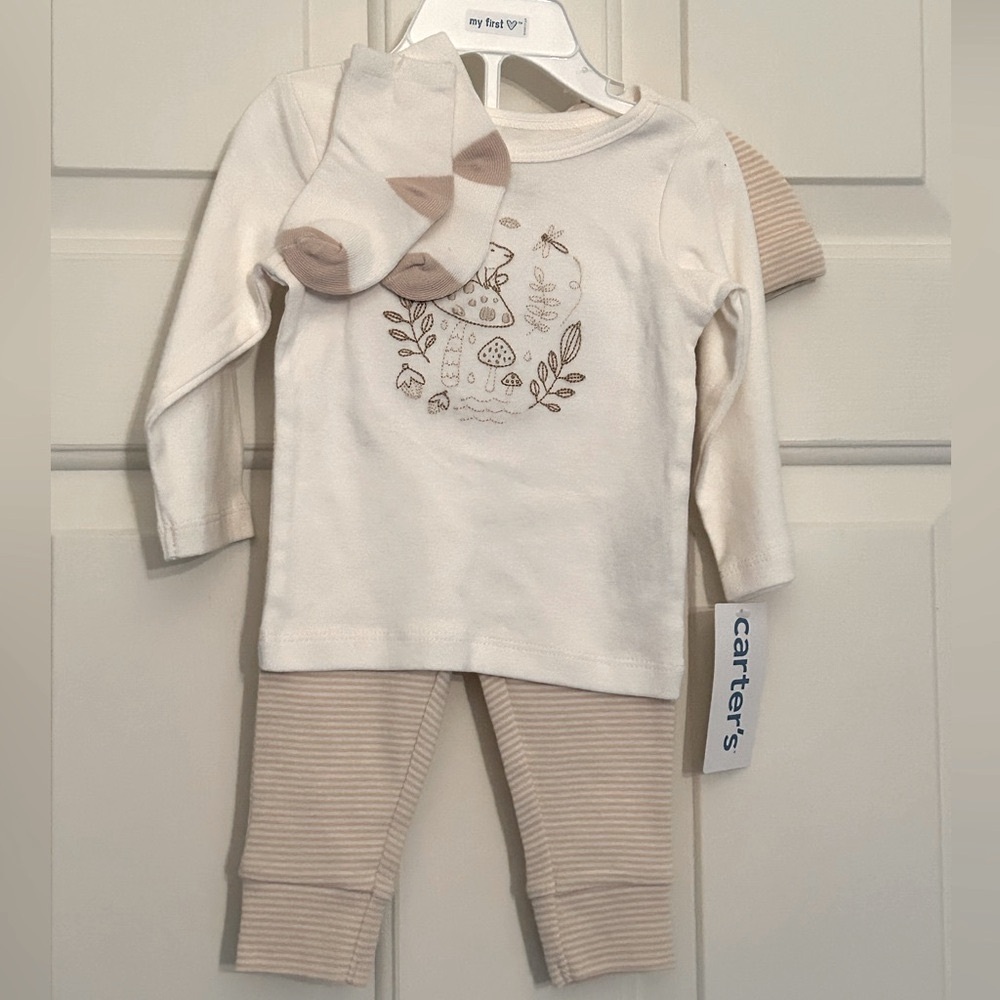 Carter’s baby clothing set - size 6 months